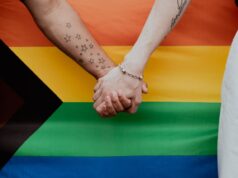 Salir del clóset es un momento de gran vulnerabilidad y valentía para una persona de la comunidad LGBTQ+. Cuando un amigo decide compartir contigo esta parte tan importante de su vida, es fundamental que sepas cómo responder. Te daremos herramientas y consejos para convertirte en un aliado incondicional, crear un entorno de apoyo y aceptación. Checa cómo apoyar a mi amigo que salió del clóset. ¿Qué significa salir del clóset? Salir del clóset es el proceso de revelar públicamente la orientación sexual o identidad de género de una persona. Es un paso demasiado importante para vivir de forma auténtica, pero también puede crear ansiedat, miedo y estrés. Es súper importante entender que cada persona experimenta este proceso de manera única y que no existe una forma "correcta" de hacerlo. También lee: Películas LGBTQ+ que deberías ver este mes: Pride edition! ¿Cómo apoyar a mi amigo que salió del clóset? Escucha activamente: presta atención a lo que tu amigo te dice sin interrumpir y sin juzgar. Demuéstrale que valoras su confianza, ya que lo más seguro es que le esté costando más de lo que piensas. Valida sus sentimientos: reconoce y valida las emociones que está experimentando. Frases como "Entiendo cómo te sientes" o "Estoy aquí para ti" pueden ser muy reconfortantes. Evita preguntas indiscretas: no presiones a tu amigo para que comparta más información de la que se siente cómodo. Ofrece tu apoyo incondicional: asegúrale que tu amistad sigue siendo igual de importante y que estarás a su lado pase lo que pase, frases como "Yo soy tu familia" pueden ir bastante bien. Hazlo sentir que pase lo que pase tú eres y serás su familia. ¡Busca info!: infórmate sobre la comunidad LGBTQ+ para poder comprender mejor su experiencia y, tal vez, empatizar más con su historia y realidad. Consejos para ser un buen aliado Defiende sus derechos: no tengas miedo de hablar en su defensa si alguien lo trata mal. Incluye a tu amigo en tus actividades: hazlo sentir parte de tu grupo de amigos, ya que puede que su situación social se vea afectado por ello. Celebra sus logros: reconoce y celebra sus éxitos, tanto personales como profesionales. También lee: LGBTIONARY: ¿Cuántos géneros hay? Desafíos adicionales Salir del clóset puede representar desafíos, además de los que se implican de forma interna, adicionales como: Presión familiar: si la familia de tu amigo no es de apoyo, puedes ofrecerle tu confianza entera y buscar recursos juntos. Discriminación y acoso: ayúdale a desarrollar estrategias para enfrentar situaciones de discriminación y acoso. Salud mental: estar atento a signos de ansiedad o depresión y animarlo a buscar ayuda profesional si es necesario. Ser tú mismo no debería de ser motivo de exclusión o rechazo, sin alguien muy cercano a ti o que quieras muchísimo se enfrenta este escenario y te haces la pregunta de ¿cómo apoyar a mi amigo que salió del clóset? Sigue estos consejos y haz que se sienta del tooodo apoyado. Recuerda que la orientación sexual no tiene nada que ver con la calidad de una persona, solo se tratan de personas amando a otras personas. También te podría interesar:  ¿Luces verdes? Señales de que estás en un trabajo inclusivo LGBTQ+ Guía para cuidar la salud mental de la Comunidad LGBTQ+ ¡Brilla con orgullo! ¿Cómo prevenir el suicidio en la comunidad LGBTQ+?