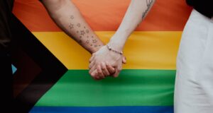 Salir del clóset es un momento de gran vulnerabilidad y valentía para una persona de la comunidad LGBTQ+. Cuando un amigo decide compartir contigo esta parte tan importante de su vida, es fundamental que sepas cómo responder. Te daremos herramientas y consejos para convertirte en un aliado incondicional, crear un entorno de apoyo y aceptación. Checa cómo apoyar a mi amigo que salió del clóset. ¿Qué significa salir del clóset? Salir del clóset es el proceso de revelar públicamente la orientación sexual o identidad de género de una persona. Es un paso demasiado importante para vivir de forma auténtica, pero también puede crear ansiedat, miedo y estrés. Es súper importante entender que cada persona experimenta este proceso de manera única y que no existe una forma "correcta" de hacerlo. También lee: Películas LGBTQ+ que deberías ver este mes: Pride edition! ¿Cómo apoyar a mi amigo que salió del clóset? Escucha activamente: presta atención a lo que tu amigo te dice sin interrumpir y sin juzgar. Demuéstrale que valoras su confianza, ya que lo más seguro es que le esté costando más de lo que piensas. Valida sus sentimientos: reconoce y valida las emociones que está experimentando. Frases como "Entiendo cómo te sientes" o "Estoy aquí para ti" pueden ser muy reconfortantes. Evita preguntas indiscretas: no presiones a tu amigo para que comparta más información de la que se siente cómodo. Ofrece tu apoyo incondicional: asegúrale que tu amistad sigue siendo igual de importante y que estarás a su lado pase lo que pase, frases como "Yo soy tu familia" pueden ir bastante bien. Hazlo sentir que pase lo que pase tú eres y serás su familia. ¡Busca info!: infórmate sobre la comunidad LGBTQ+ para poder comprender mejor su experiencia y, tal vez, empatizar más con su historia y realidad. Consejos para ser un buen aliado Defiende sus derechos: no tengas miedo de hablar en su defensa si alguien lo trata mal. Incluye a tu amigo en tus actividades: hazlo sentir parte de tu grupo de amigos, ya que puede que su situación social se vea afectado por ello. Celebra sus logros: reconoce y celebra sus éxitos, tanto personales como profesionales. También lee: LGBTIONARY: ¿Cuántos géneros hay? Desafíos adicionales Salir del clóset puede representar desafíos, además de los que se implican de forma interna, adicionales como: Presión familiar: si la familia de tu amigo no es de apoyo, puedes ofrecerle tu confianza entera y buscar recursos juntos. Discriminación y acoso: ayúdale a desarrollar estrategias para enfrentar situaciones de discriminación y acoso. Salud mental: estar atento a signos de ansiedad o depresión y animarlo a buscar ayuda profesional si es necesario. Ser tú mismo no debería de ser motivo de exclusión o rechazo, sin alguien muy cercano a ti o que quieras muchísimo se enfrenta este escenario y te haces la pregunta de ¿cómo apoyar a mi amigo que salió del clóset? Sigue estos consejos y haz que se sienta del tooodo apoyado. Recuerda que la orientación sexual no tiene nada que ver con la calidad de una persona, solo se tratan de personas amando a otras personas. También te podría interesar:  ¿Luces verdes? Señales de que estás en un trabajo inclusivo LGBTQ+ Guía para cuidar la salud mental de la Comunidad LGBTQ+ ¡Brilla con orgullo! ¿Cómo prevenir el suicidio en la comunidad LGBTQ+?