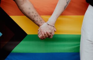 Salir del clóset es un momento de gran vulnerabilidad y valentía para una persona de la comunidad LGBTQ+. Cuando un amigo decide compartir contigo esta parte tan importante de su vida, es fundamental que sepas cómo responder. Te daremos herramientas y consejos para convertirte en un aliado incondicional, crear un entorno de apoyo y aceptación. Checa cómo apoyar a mi amigo que salió del clóset. ¿Qué significa salir del clóset? Salir del clóset es el proceso de revelar públicamente la orientación sexual o identidad de género de una persona. Es un paso demasiado importante para vivir de forma auténtica, pero también puede crear ansiedat, miedo y estrés. Es súper importante entender que cada persona experimenta este proceso de manera única y que no existe una forma "correcta" de hacerlo. También lee: Películas LGBTQ+ que deberías ver este mes: Pride edition! ¿Cómo apoyar a mi amigo que salió del clóset? Escucha activamente: presta atención a lo que tu amigo te dice sin interrumpir y sin juzgar. Demuéstrale que valoras su confianza, ya que lo más seguro es que le esté costando más de lo que piensas. Valida sus sentimientos: reconoce y valida las emociones que está experimentando. Frases como "Entiendo cómo te sientes" o "Estoy aquí para ti" pueden ser muy reconfortantes. Evita preguntas indiscretas: no presiones a tu amigo para que comparta más información de la que se siente cómodo. Ofrece tu apoyo incondicional: asegúrale que tu amistad sigue siendo igual de importante y que estarás a su lado pase lo que pase, frases como "Yo soy tu familia" pueden ir bastante bien. Hazlo sentir que pase lo que pase tú eres y serás su familia. ¡Busca info!: infórmate sobre la comunidad LGBTQ+ para poder comprender mejor su experiencia y, tal vez, empatizar más con su historia y realidad. Consejos para ser un buen aliado Defiende sus derechos: no tengas miedo de hablar en su defensa si alguien lo trata mal. Incluye a tu amigo en tus actividades: hazlo sentir parte de tu grupo de amigos, ya que puede que su situación social se vea afectado por ello. Celebra sus logros: reconoce y celebra sus éxitos, tanto personales como profesionales. También lee: LGBTIONARY: ¿Cuántos géneros hay? Desafíos adicionales Salir del clóset puede representar desafíos, además de los que se implican de forma interna, adicionales como: Presión familiar: si la familia de tu amigo no es de apoyo, puedes ofrecerle tu confianza entera y buscar recursos juntos. Discriminación y acoso: ayúdale a desarrollar estrategias para enfrentar situaciones de discriminación y acoso. Salud mental: estar atento a signos de ansiedad o depresión y animarlo a buscar ayuda profesional si es necesario. Ser tú mismo no debería de ser motivo de exclusión o rechazo, sin alguien muy cercano a ti o que quieras muchísimo se enfrenta este escenario y te haces la pregunta de ¿cómo apoyar a mi amigo que salió del clóset? Sigue estos consejos y haz que se sienta del tooodo apoyado. Recuerda que la orientación sexual no tiene nada que ver con la calidad de una persona, solo se tratan de personas amando a otras personas. También te podría interesar:  ¿Luces verdes? Señales de que estás en un trabajo inclusivo LGBTQ+ Guía para cuidar la salud mental de la Comunidad LGBTQ+ ¡Brilla con orgullo! ¿Cómo prevenir el suicidio en la comunidad LGBTQ+?