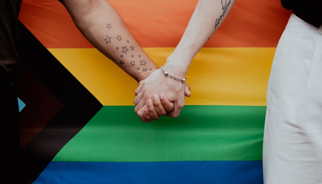 Salir del clóset es un momento de gran vulnerabilidad y valentía para una persona de la comunidad LGBTQ+. Cuando un amigo decide compartir contigo esta parte tan importante de su vida, es fundamental que sepas cómo responder. Te daremos herramientas y consejos para convertirte en un aliado incondicional, crear un entorno de apoyo y aceptación. Checa cómo apoyar a mi amigo que salió del clóset. ¿Qué significa salir del clóset? Salir del clóset es el proceso de revelar públicamente la orientación sexual o identidad de género de una persona. Es un paso demasiado importante para vivir de forma auténtica, pero también puede crear ansiedat, miedo y estrés. Es súper importante entender que cada persona experimenta este proceso de manera única y que no existe una forma "correcta" de hacerlo. También lee: Películas LGBTQ+ que deberías ver este mes: Pride edition! ¿Cómo apoyar a mi amigo que salió del clóset? Escucha activamente: presta atención a lo que tu amigo te dice sin interrumpir y sin juzgar. Demuéstrale que valoras su confianza, ya que lo más seguro es que le esté costando más de lo que piensas. Valida sus sentimientos: reconoce y valida las emociones que está experimentando. Frases como "Entiendo cómo te sientes" o "Estoy aquí para ti" pueden ser muy reconfortantes. Evita preguntas indiscretas: no presiones a tu amigo para que comparta más información de la que se siente cómodo. Ofrece tu apoyo incondicional: asegúrale que tu amistad sigue siendo igual de importante y que estarás a su lado pase lo que pase, frases como "Yo soy tu familia" pueden ir bastante bien. Hazlo sentir que pase lo que pase tú eres y serás su familia. ¡Busca info!: infórmate sobre la comunidad LGBTQ+ para poder comprender mejor su experiencia y, tal vez, empatizar más con su historia y realidad. Consejos para ser un buen aliado Defiende sus derechos: no tengas miedo de hablar en su defensa si alguien lo trata mal. Incluye a tu amigo en tus actividades: hazlo sentir parte de tu grupo de amigos, ya que puede que su situación social se vea afectado por ello. Celebra sus logros: reconoce y celebra sus éxitos, tanto personales como profesionales. También lee: LGBTIONARY: ¿Cuántos géneros hay? Desafíos adicionales Salir del clóset puede representar desafíos, además de los que se implican de forma interna, adicionales como: Presión familiar: si la familia de tu amigo no es de apoyo, puedes ofrecerle tu confianza entera y buscar recursos juntos. Discriminación y acoso: ayúdale a desarrollar estrategias para enfrentar situaciones de discriminación y acoso. Salud mental: estar atento a signos de ansiedad o depresión y animarlo a buscar ayuda profesional si es necesario. Ser tú mismo no debería de ser motivo de exclusión o rechazo, sin alguien muy cercano a ti o que quieras muchísimo se enfrenta este escenario y te haces la pregunta de ¿cómo apoyar a mi amigo que salió del clóset? Sigue estos consejos y haz que se sienta del tooodo apoyado. Recuerda que la orientación sexual no tiene nada que ver con la calidad de una persona, solo se tratan de personas amando a otras personas. También te podría interesar:  ¿Luces verdes? Señales de que estás en un trabajo inclusivo LGBTQ+ Guía para cuidar la salud mental de la Comunidad LGBTQ+ ¡Brilla con orgullo! ¿Cómo prevenir el suicidio en la comunidad LGBTQ+?