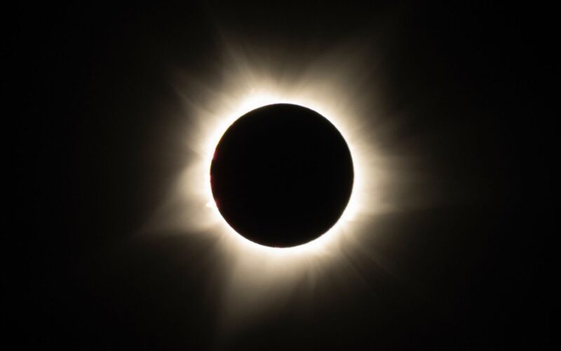 Calendario de eclipses y lunas de marzo 2025 + rituales de energía