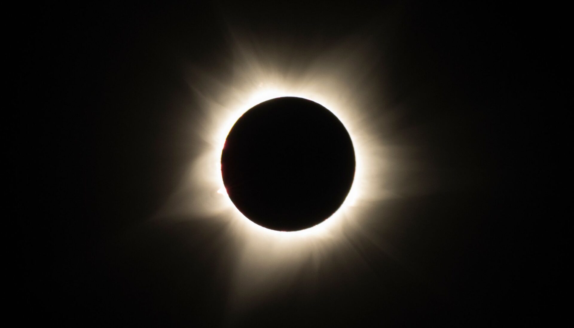 Calendario de eclipses y lunas de marzo 2025 + rituales de energía